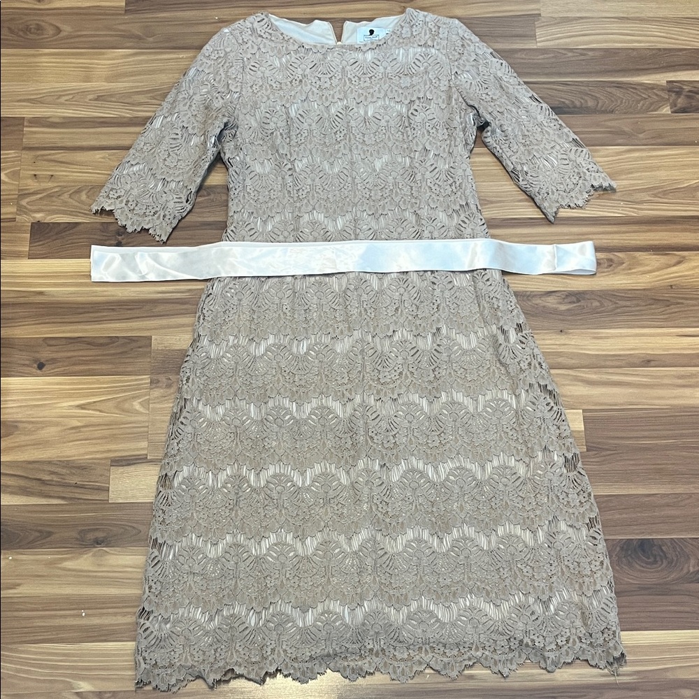 Dainty Jewells lace fully lined Dress in Beige
Night in Paris